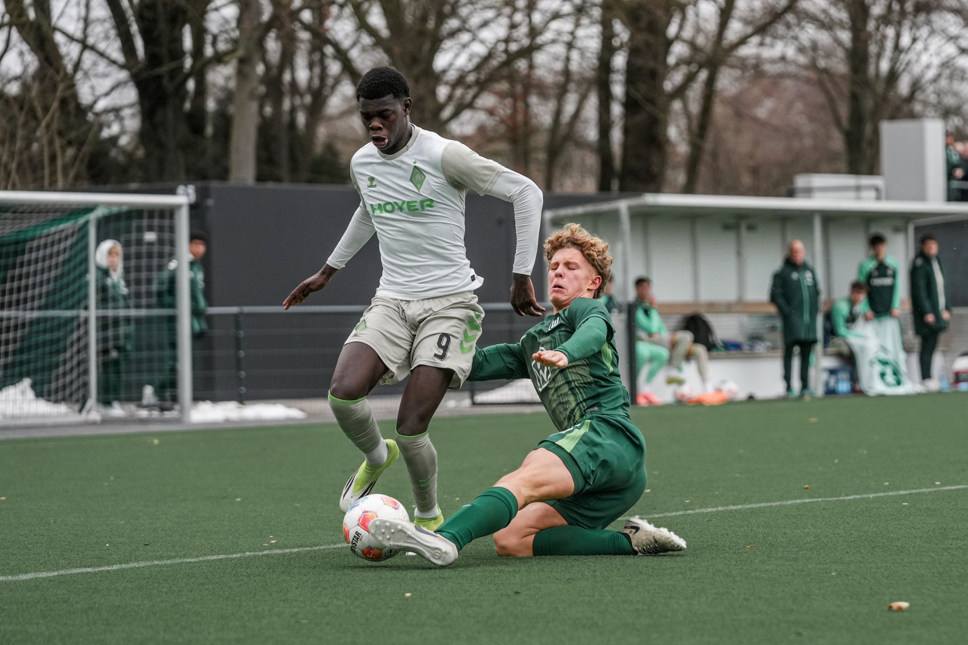 Neal Afriyie führt den Ball am Fuß und wird von einem Gegenspieler abgegrätscht.