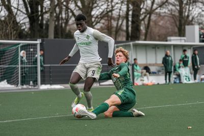 Nael Afriyie behauptet den Ball im Spiel gegen den VfL Wolfsburg gegen einen grätschenden Gegenspieler.