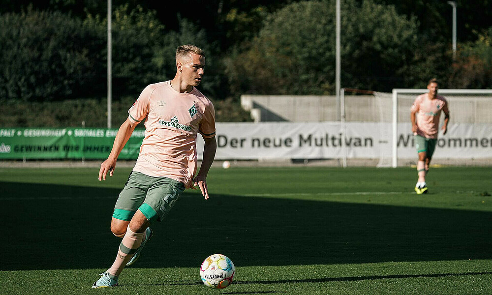 Niklas Schmidt läuft mit dem Ball am Fuß.