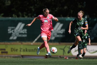 Lina Hausicke im Testspiel gegen den VfL Wolfsburg mit dem Ball am Fuß.