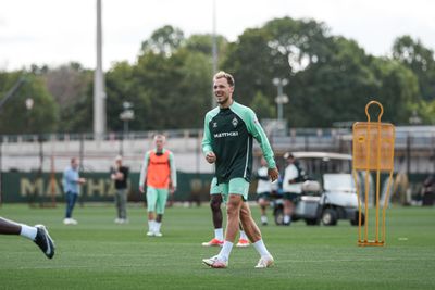 Senne Lynen lacht auf dem Trainingsplatz.