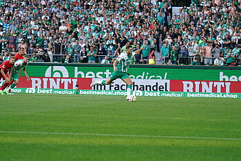 Niclas Füllkrug schießt.