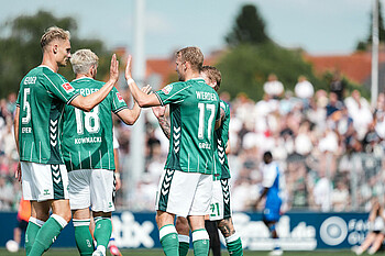 null Marco Grüll klatscht mit Amos Pieper ab.