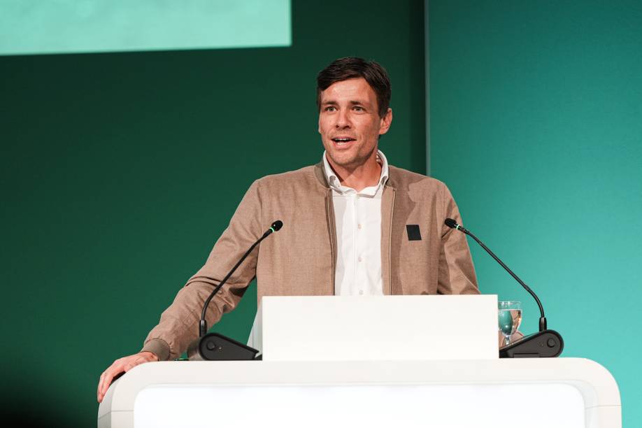 Clemens Fritz auf dem Podium bei einer Mitgliederversammlung.