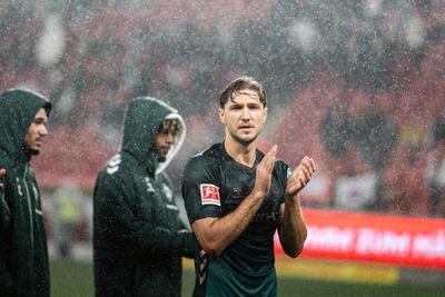 Niklas Stark klatscht in die Hände, er steht im Regen und trägt das Trikot Third.