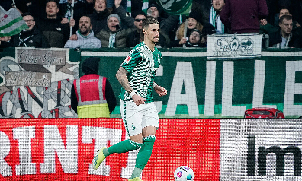 Marco Friedl mit Ball am Fuß. 