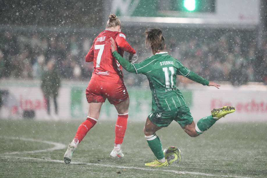 Maja Sternad im Zweikampf mit einer Kölnerin. Es schneit stark.