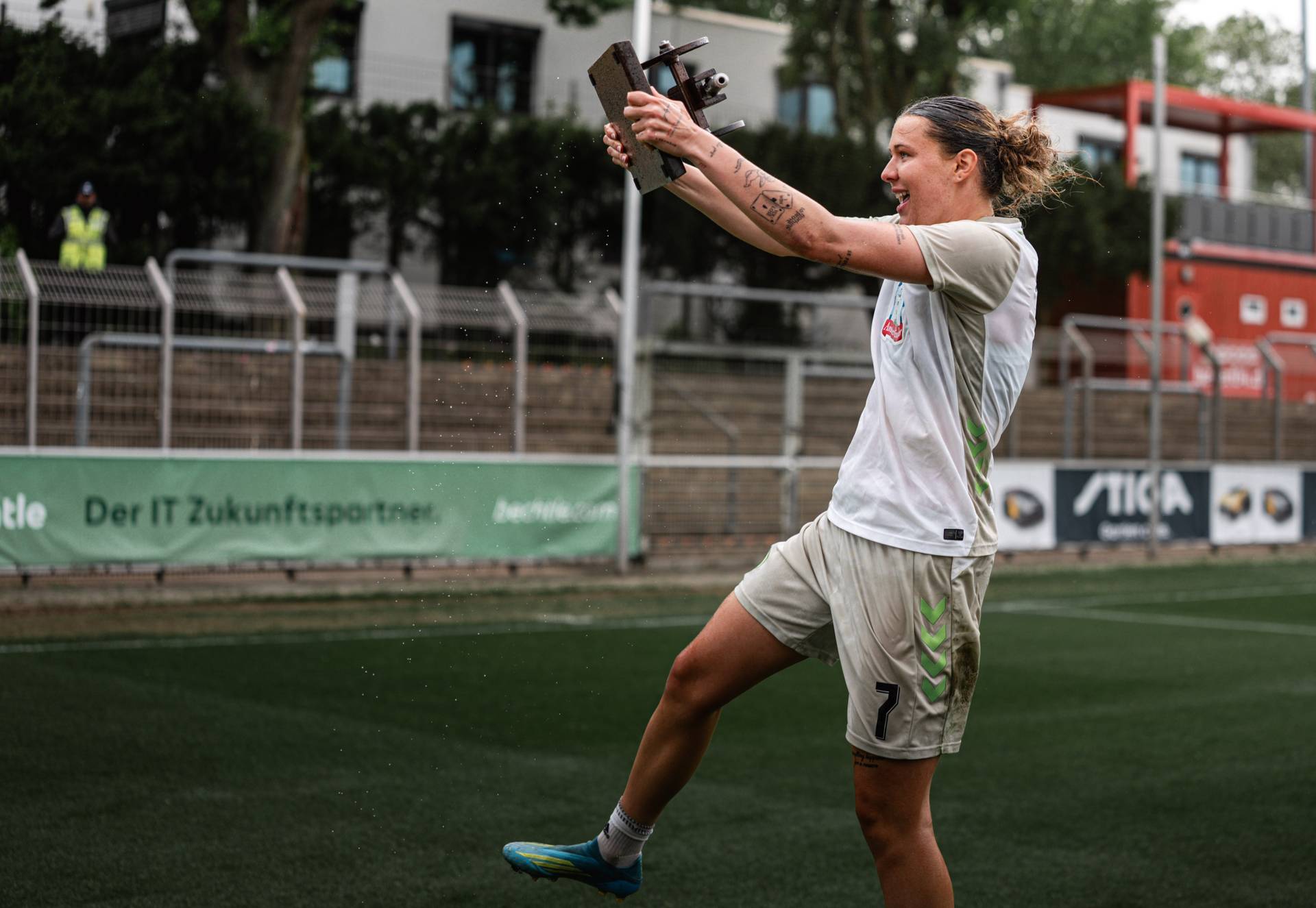 Larissa Mühlhaus hält die kicker Torjägerinnen-Kanone in die Luft