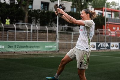 Larissa Mühlhaus hält die kicker Torjägerinnen-Kanone in die Luft