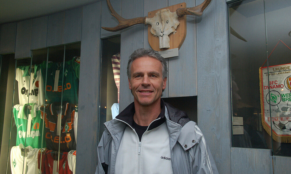Werder-Legende Rune Bratseth unter seinem berühmten Elch-Geweih.
