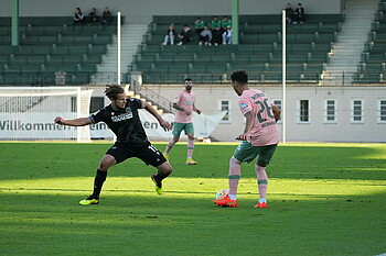 Lee Buchanan mmit dem Ball am Fuß.