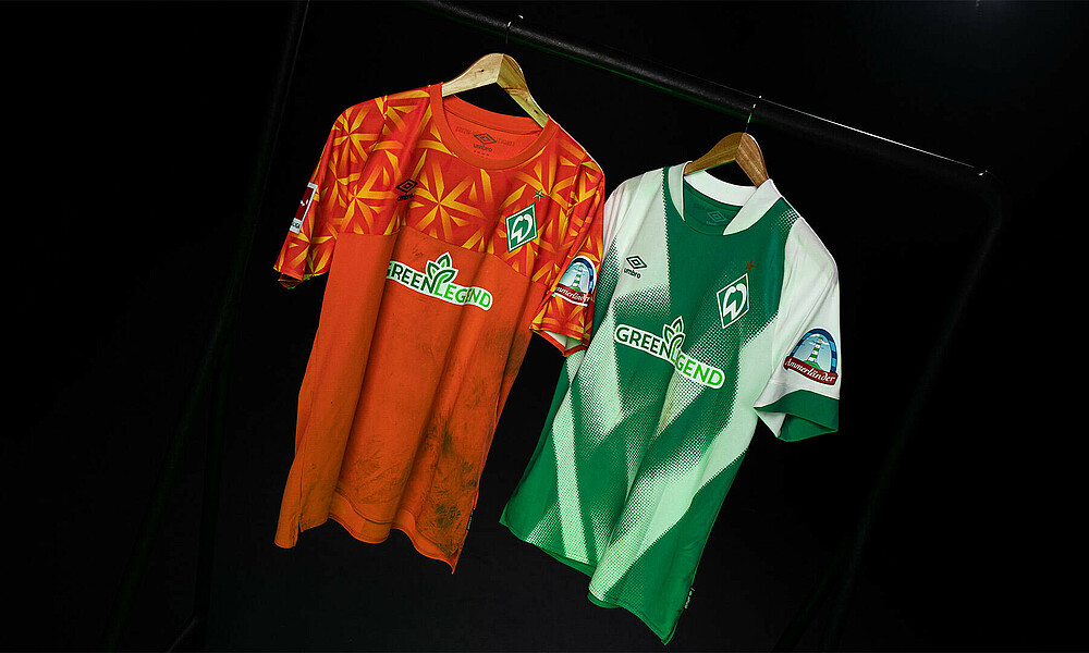 Zwei Trikots des SV Werder aus dem Spiel gegen Dortmund.