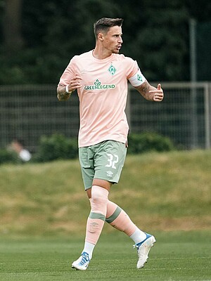 null Marco Friedl auf dem Spielfeld im Werder-Away-Trikot.