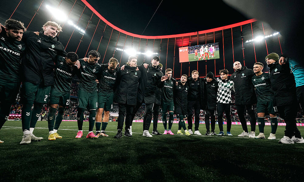 Die Mannschaft steht nach dem Spiel zusammen im Kreis. 