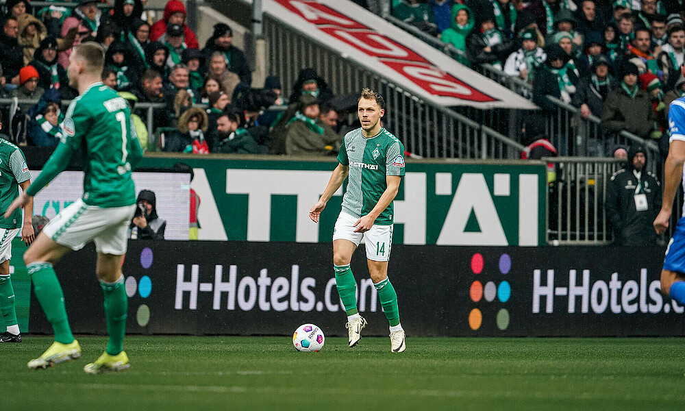 Senne Lynen mit dem Ball am Fuß.