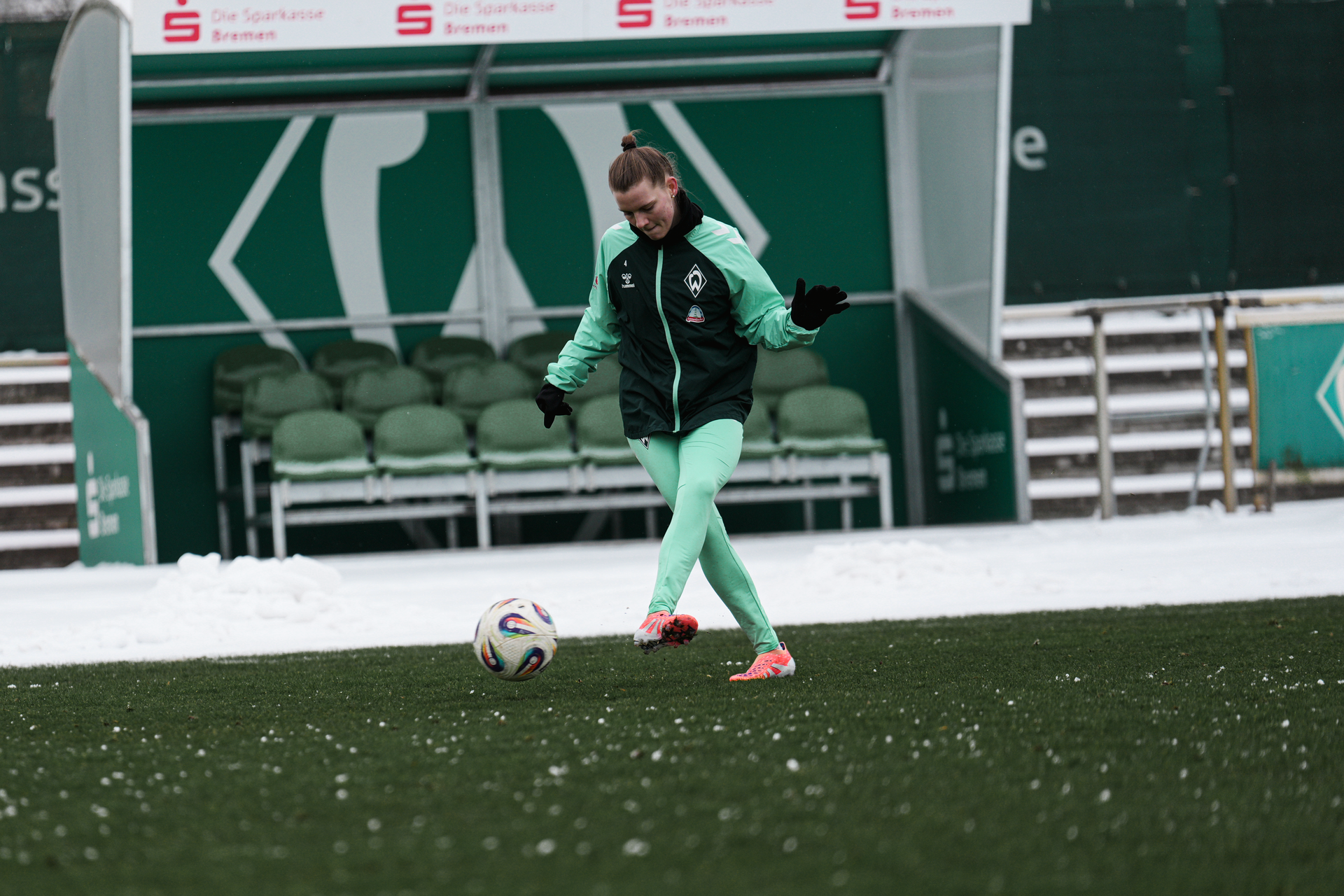 Sarah Ernst spielt einen Pass im Training auf Platz 11.
