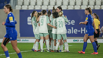 null Die Spielerinnen bejubeln das Siegtor in Jena.