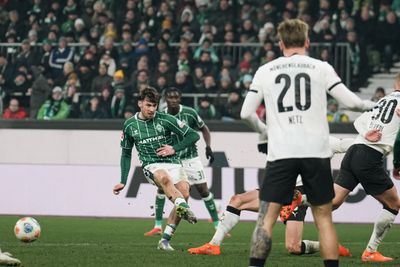 Olivier Deman schießt auf das Tor, ein Gladbacher Abwehrbein ist dazwischen.