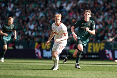 Jens Stage und Nicolas Seiwald laufen nebeneinander und schauen auf den Ball.