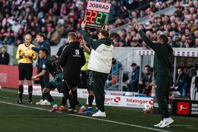 Felix Agu läuft bei seiner Einwechslung in Freiburg auf den Platz.