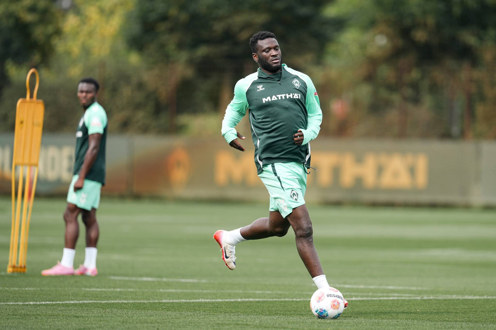Victor Boniface mit Ball am Fuß auf dem Trainingsplatz.