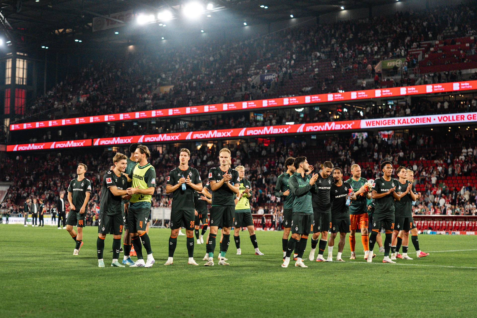 Die Mannschaft steht vor der Gästekurve in Köln.