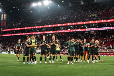 Die Mannschaft steht vor der Gästekurve in Köln.