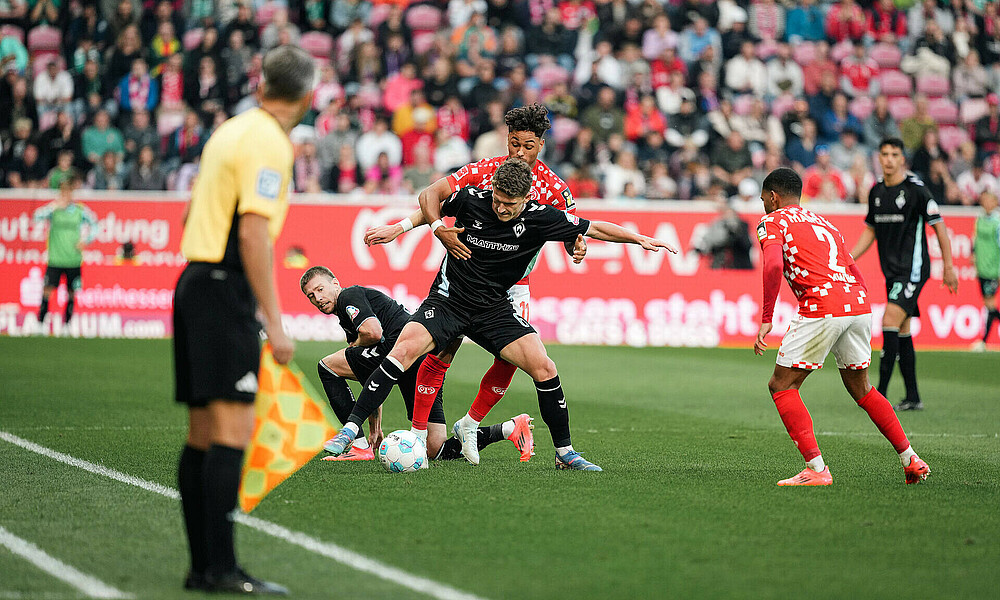 null Jens Stage im Zweikampf mit einem Gegenspieler.