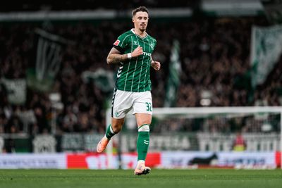 Marco Friedl rennt im Werder-Trikot über den Platz.