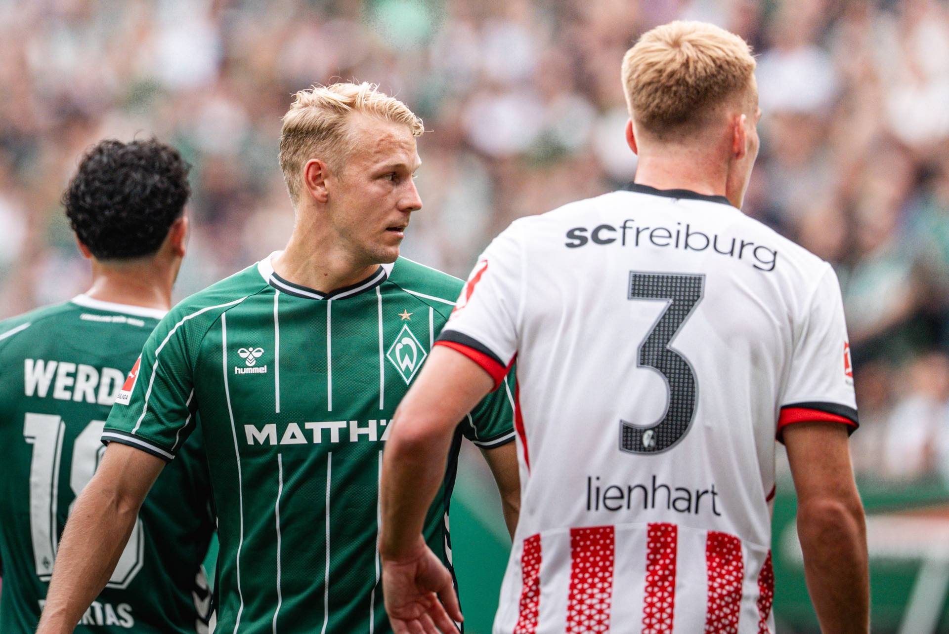 Marco Grüll schaut zur Seite, neben ihm ist Philipp Lienhart zu sehen.