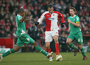 null Naldo versucht dem ballführenden Emil Juna den Ball abzunehmen, Frank Baumann im Hintergrund.