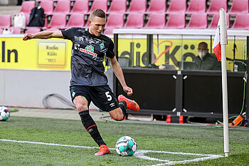 Ludwig Augustinsson beim Ausführen einer Ecke gegen Köln.