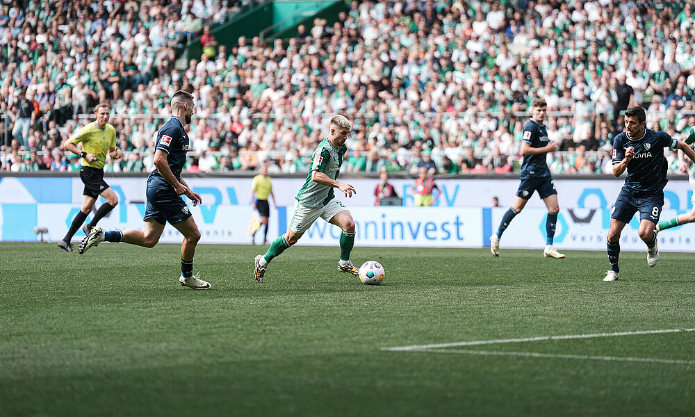 Romano Schmid mit dem Ball am Fuß.