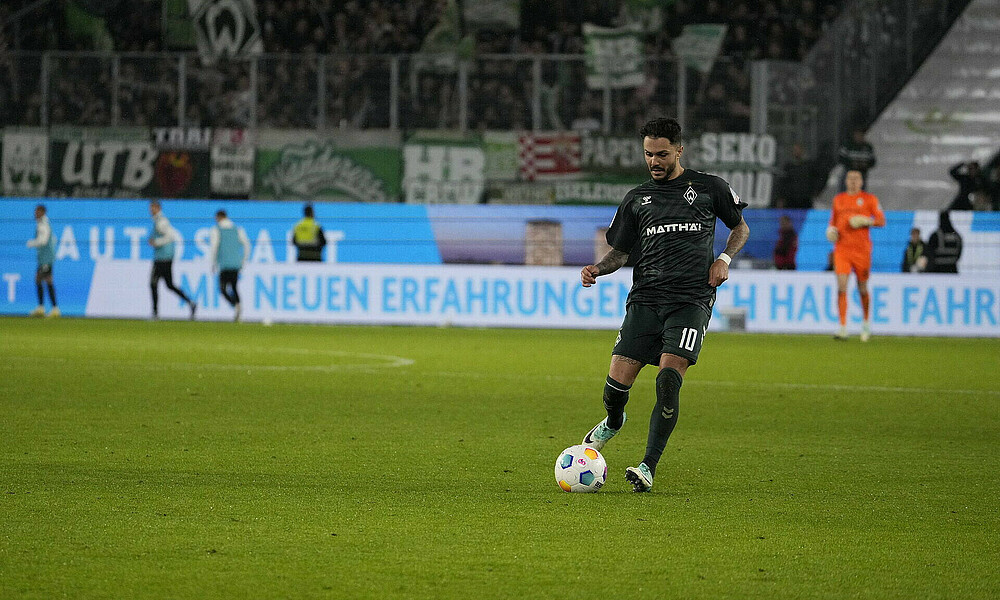 Leonardo Bittencourt mit Fuß am Ball.