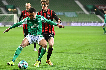 Werders Felix Agu im Zweikampf mit dem Frankfurter Erik Durm.