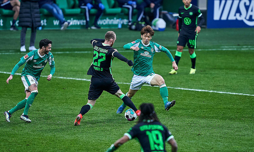 Yuya Osako im Zweikampf mit Wolfsburger Maximilian Arnold