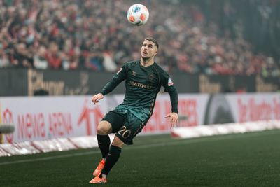 Romano Schmid mit Blick auf den Ball.