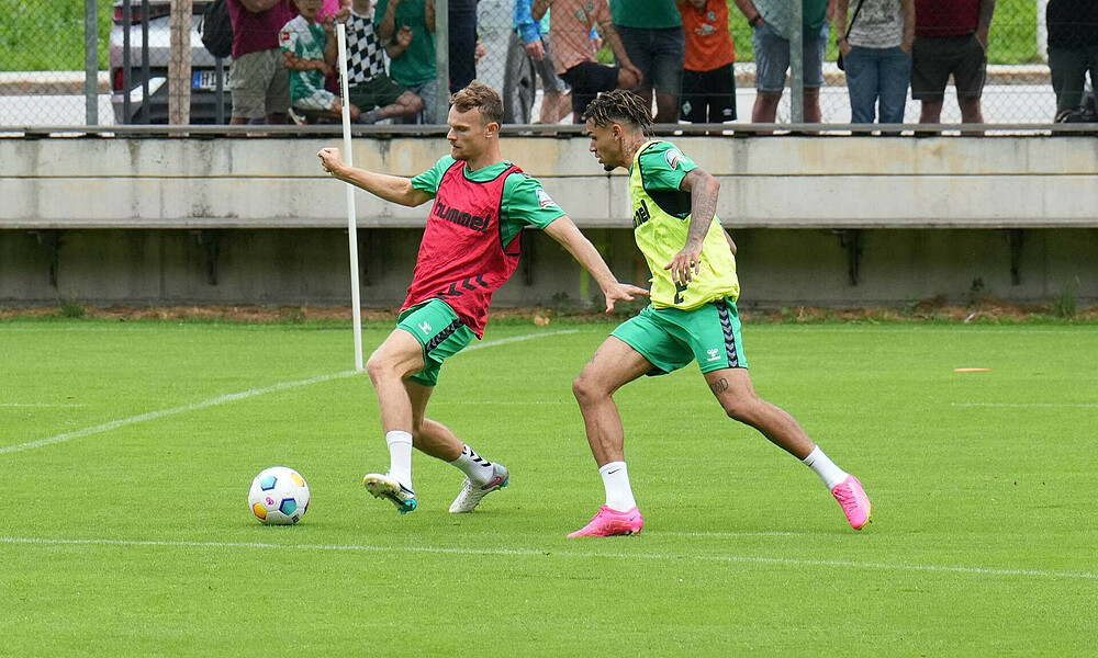 null Christian Groß im Duell mit Justin Njinmah.