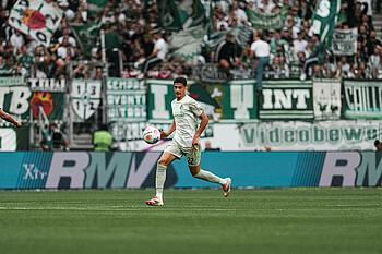 Julian Malatini am Ball gegen Eintracht Frankfurt