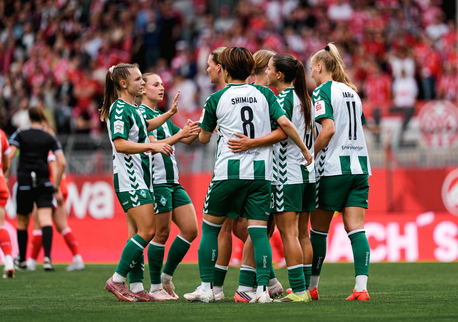 Die Werder-Frauen jubeln.