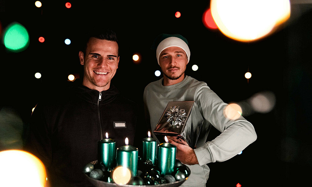 Michael Zetterer und Niklas Stark in Weihnachtsmontur. 