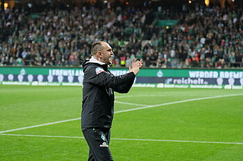 Ole Werner klatscht in die Hände.