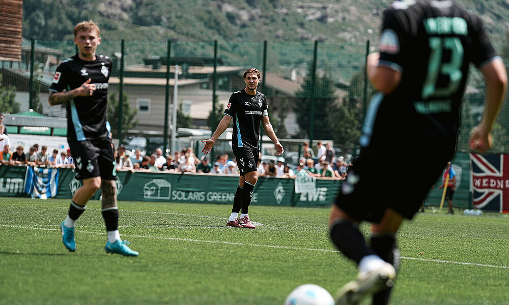 null Niklas Stark im Fokus, davor Milos Veljkovic mit Ball am Fuß.