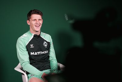 Jens Stage im Interview, er trägt eine Trainingsjacke.