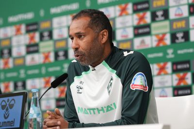 Daniel Thioune auf dem Podium bei der Pressekonferenz im Weserstadion