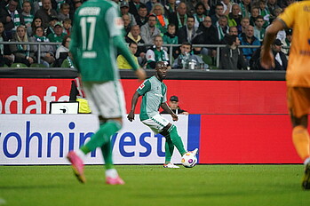 null Naby Keita am Ball