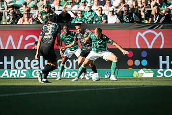 Keke Topp schirmt einen Ball ab. 