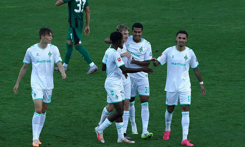 null Die Werder-Spieler bejubeln das Tor gegen Gladbach.