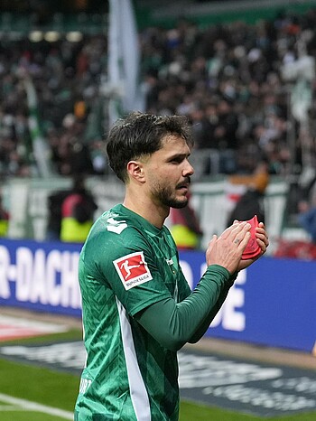 Leonardo Bitencourt klatscht nach Abpfiff den Fans in der Ostkurve entgegen