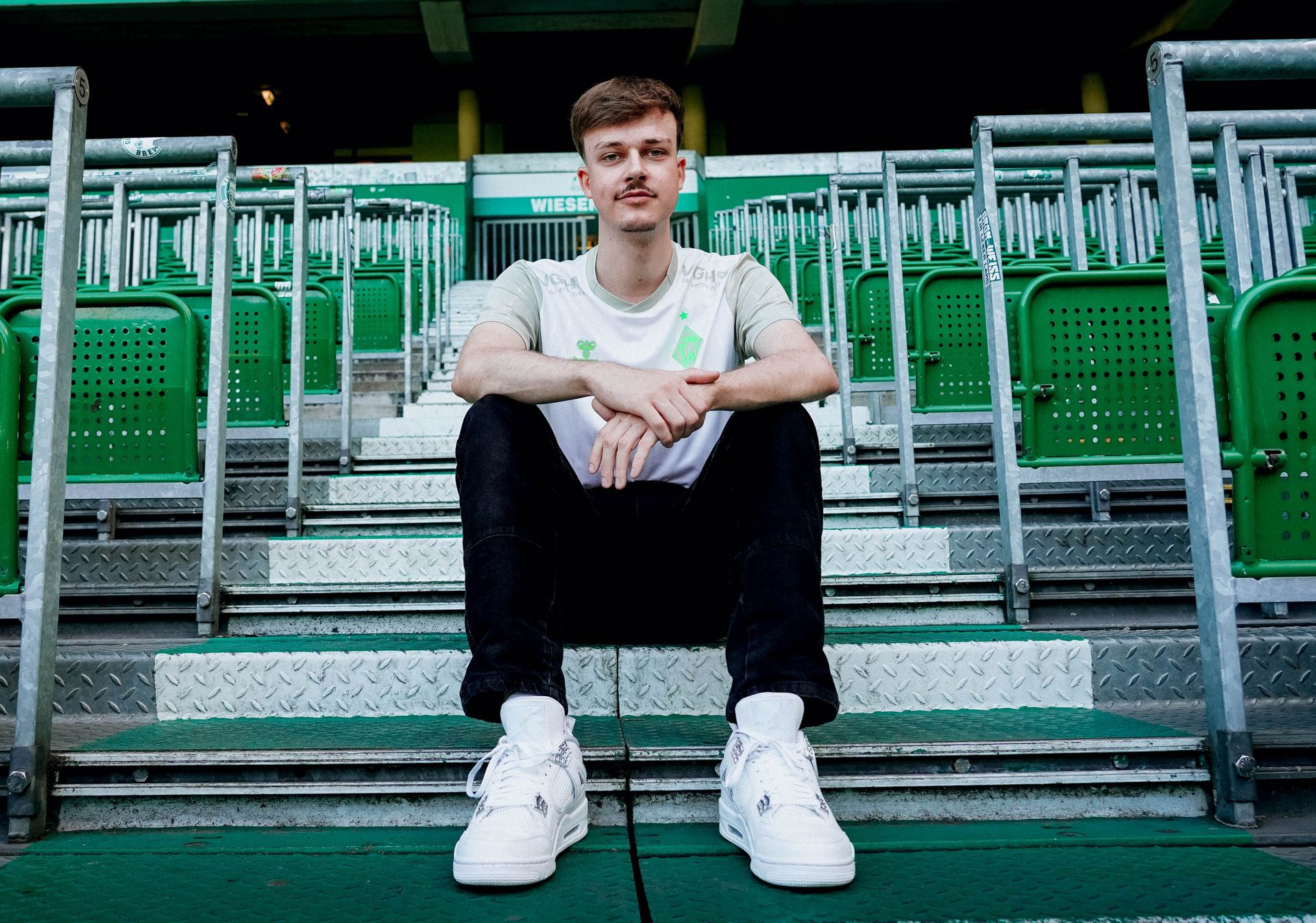 Max sitzt auf der Tribüne des Weserstadions